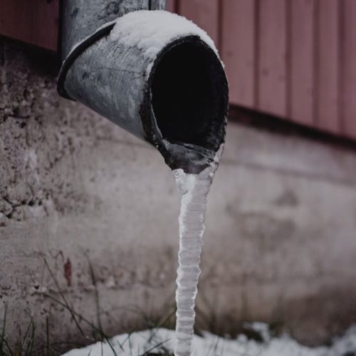 How To Unthaw Frozen Pipes